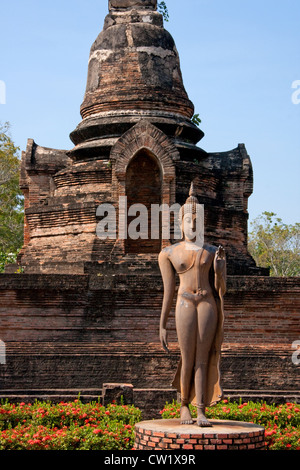 Il Buddha a piedi al Wat Sra Si, Sukhothai, Thailandia Foto Stock