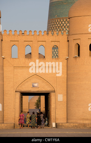 Cancello a ovest di Ichan Kala e Kalta Minar, Khiva, Uzbekistan Foto Stock