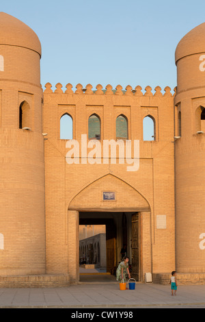 Cancello a ovest di Ichan Kala e Kalta Minar, Khiva, Uzbekistan Foto Stock