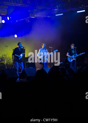 Simon Fowler con banda di colore Oceano Scena - Inglese brit pop band Foto Stock