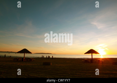 Tramonto sulla spiaggia a piegare portoghese Club di Palos Verdes, CA Foto Stock