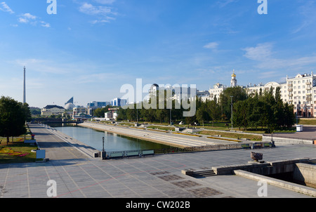 Vista sulla piazza storica dalla diga sul fiume Iset nel centro di Ekaterinburg, Russia Foto Stock