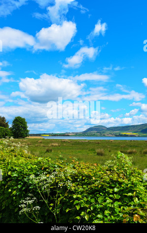 Vista dalle sponde del Loch Leven (Loch Liobhann) in Perth and Kinross in Scozia. Foto Stock