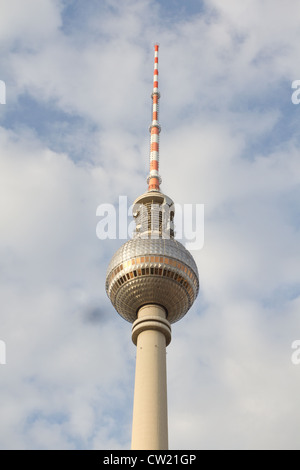 Vista prospettica di Berlino la torre della TV o Fernsehturm , Alexanderplatz, Germania Foto Stock