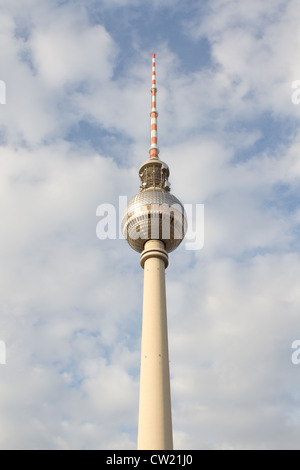 Vista prospettica di Berlino la torre della TV o Fernsehturm , Alexanderplatz, Germania Foto Stock