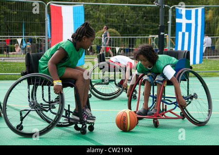 Haggerston Park Live Olympic schermo. In grado corposi i bambini hanno la possibilità di giocare a basket in carrozzella Foto Stock