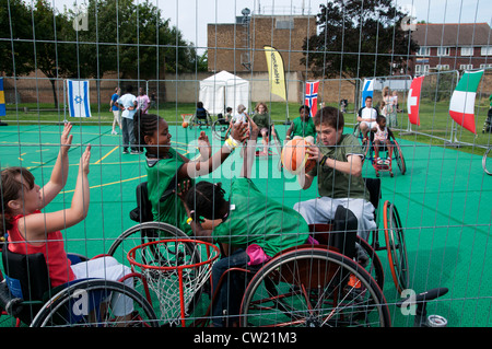 Haggerston Park Hackney Londra. Live Olympic schermo. In grado corposi i bambini hanno la possibilità di giocare a basket in carrozzella Foto Stock