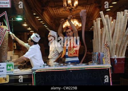 Un gelato venditore su Istiklal Street a Istanbul. Foto di Adam Alexander/Alamy Foto Stock