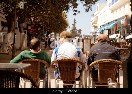 Tre locali uomini arabi di bere in un bar, essaouira marocco Africa Foto Stock