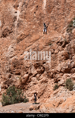 Arrampicatori su un percorso del Todra Gorge, Marocco Foto Stock