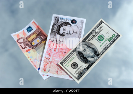 Euro dollari e sterline moneta note contro sky Foto Stock