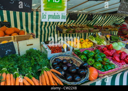 Parigi, Francia, Clsoe Up, esposizione, shopping in alimenti biologici freschi all'aperto, mercato agricolo francese, esposizione, venditori ambulanti di verdure, alimenti sani, approvvigionamento alimentare sostenibile, mercato agricolo francia, mercato agricolo, venditore locale Foto Stock