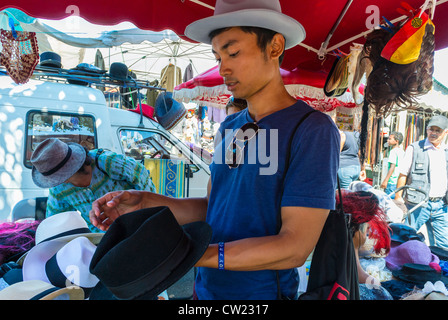 MONTREUIL (Parigi), Francia, Ritratto, Asian Man Shopping nel mercato delle pulci all'aperto di Montreuil, alla "porte de Montreuil" che fa acquisti di merci, negozi di abbigliamento vecchio, mercato di strada vintage francia, bancarelle turistiche straniere Foto Stock