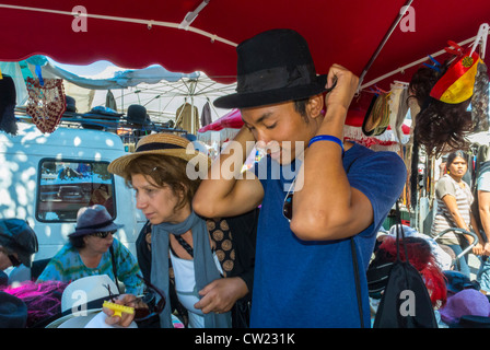 Parigi, Francia, Ritratto, Asiatico che fa shopping nel mercato delle pulci all'aperto di Montreuil, alla "porte de Montreuil" che fa acquisti di merci, mercato di abbigliamento vintage in francia, shopping di abbigliamento vecchio, curiosando tra negozi vintage, bancarelle di turisti stranieri Foto Stock