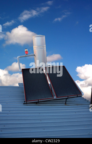 Riscaldamento di Acqua Solare pannelli su un tetto di casa tra cui tracciato di ritaglio Foto Stock