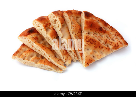 Sei fette di pane pita isolato su bianco. Cibo popolare in Ramadan in Turchia. Foto Stock