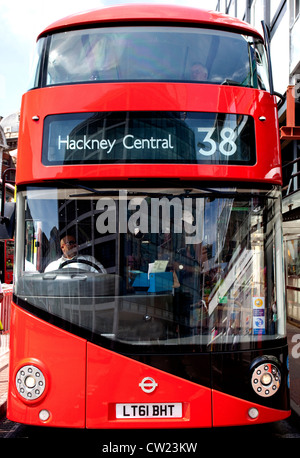 Nuovo 'Routemaster" double decker bus nel centro di Londra Foto Stock