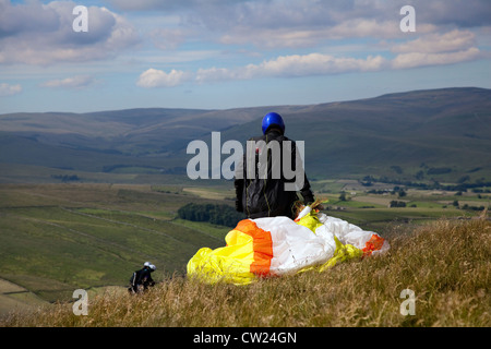 Parapendio con aletta su Montone castrato è sceso vicino Hawes, North Yorkshire Dales, REGNO UNITO Foto Stock