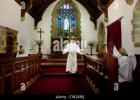 Chiesa di Santa Maria all'interno, Kettlewell. Figure religiose al festival annuale dello Scarecrow di Kettlewell, Upper Wharfdale, North Yorkshire Dales, Regno Unito Foto Stock