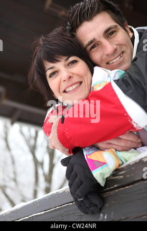 Giovane si fermò sul patio di vi chalet per le vacanze Foto Stock