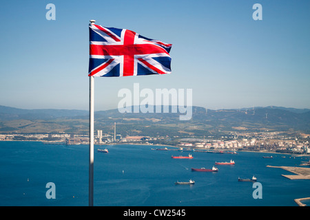 Unione britannica bandiera con costa Andalusia in Spagna sullo sfondo. Foto scattata dal di sopra della Rocca di Gibilterra. Foto Stock