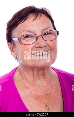 Close up sorridenti senior donna, isolati su sfondo bianco. Foto Stock