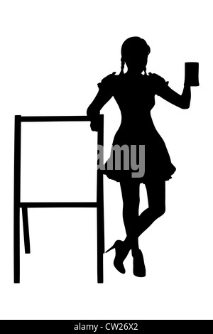 Silhouette di una donna bavarese tenendo un bicchiere di birra accanto a una tavola di legno isolato su sfondo bianco Foto Stock