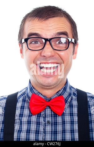 Ritratto di divertenti nerd uomo ridendo, isolato su sfondo bianco. Foto Stock