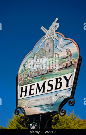 Il segno del villaggio per Hemsby in Norfolk Foto Stock