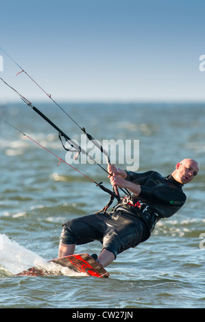 Un Kite Surfer godendo di condizioni perfette a Bradcaster Foto Stock