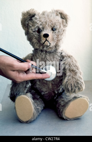 Un medico stetoscopio è utilizzato per controllare un giocattolo Teddy Bear's heartbeat per insegnare ai bambini a non avere paura del medico lo strumento. Foto Stock