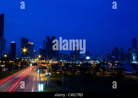 Circonvallazione costiera di notte. Città di Panama, Repubblica di Panama, America Centrale Foto Stock