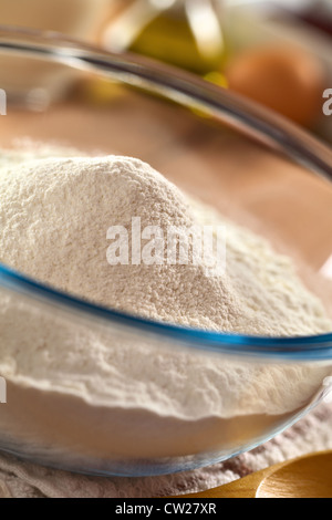 Preparare una pasta/l'impasto per crespelle o frittelle di farina di grano in recipiente di vetro e il latte, uova e olio in ritorno Foto Stock