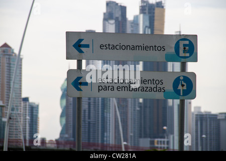 Packing per donne in stato di gravidanza segno. Città di Panama, Repubblica di Panama, America Centrale Foto Stock