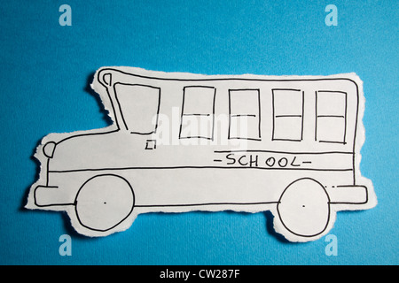 Bambino realizzato sketch, scuola bus disegnare nero su bianco su un ciano sfondo blu Foto Stock