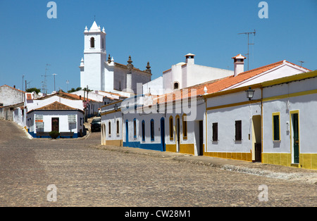 La strada principale della cittadina di Entradas (città carta 1510), vicino a Castro Verde, Baixo Alentejo, Portogallo Foto Stock