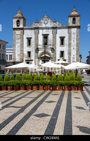 Evora. La piazza centrale, St Anton's Chiesa e caffè , Praca do Giraldo, Evora, Alentejo, Portogallo Foto Stock
