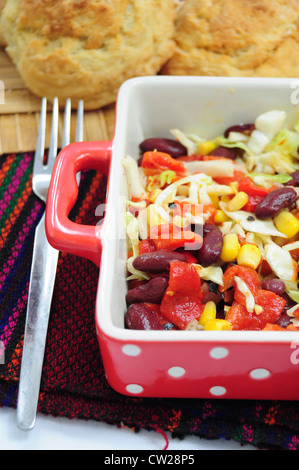 In stile messicano con insalata di fagioli rossi, mais, cavolo e peperoni rossi Foto Stock