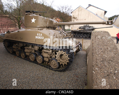 Lo Sherman M4 è un carro armato medio americano dell'era della seconda guerra mondiale. Questo esempio, situato a Diekirch in Lussemburgo, è conservato come un manufatto militare storico. Lo Sherman M4 giocò un ruolo fondamentale nelle vittorie delle forze alleate durante la guerra, in particolare in Europa. Foto Stock