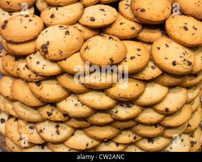 Una grande partita di deliziosi biscotti appena sfornati Foto Stock