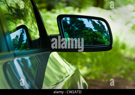 Paesaggio della veduta laterale specchio di una accelerazione dei processi di auto Foto Stock