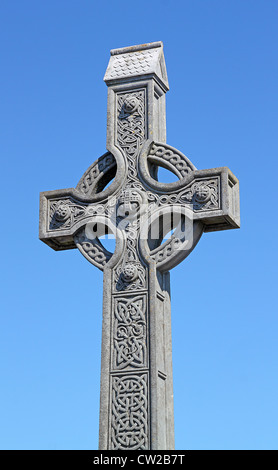 Una vecchia croce celtica in un cimitero tradizionale Foto Stock