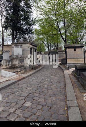 Strada acciottolata che conduce attraverso il cimitero Pere Lachaise, Parigi, Francia Foto Stock