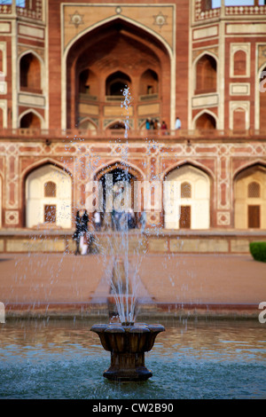 Fontana di fronte la tomba di Humayun Foto Stock