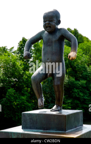 La statua del piccolo ragazzo arrabbiato al Parco delle Sculture di Vigeland Frogner Park Oslo Norvegia Scandinavia Foto Stock