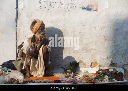 Anziani street-lato venditore che vende ninnoli in cerca di potenziali clienti - Pushkar, Rajasthan, India Foto Stock