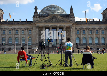 TV di Berlino equipaggio in attesa al di fuori del Reichstag Foto Stock