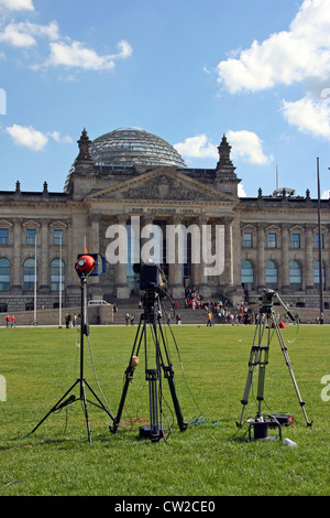 TV di Berlino equipaggio in attesa al di fuori del Reichstag Foto Stock