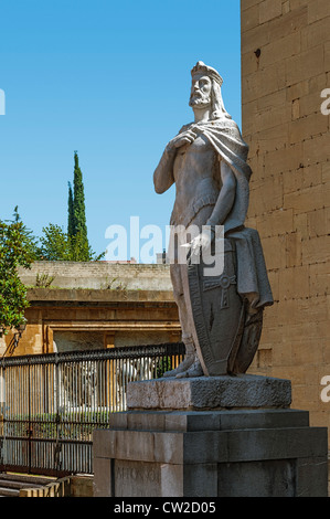 Statua di re Alfonso II accanto alla Cattedrale di Oviedo, Asturias, Spagna, Europa Foto Stock