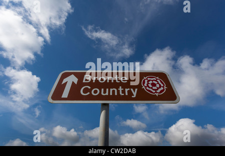 Cartello stradale a 'Bronte County' con il Yorkshire rosa bianca simbolo. Foto Stock